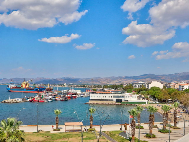DİKİLİ YALI EVLERİNDE EMSALSİZ DENİZ MANZASINA SAHİP 3+1 BAKIMLI DAİRE