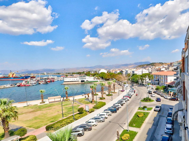 DİKİLİ YALI EVLERİNDE EMSALSİZ DENİZ MANZASINA SAHİP 3+1 BAKIMLI DAİRE