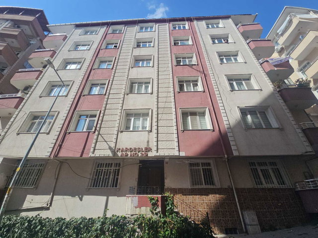 REMAX PRO2 EMRE’DEN MERKEZİ KONUMDA YATIRIMLIK ARA KAT DAİRE
