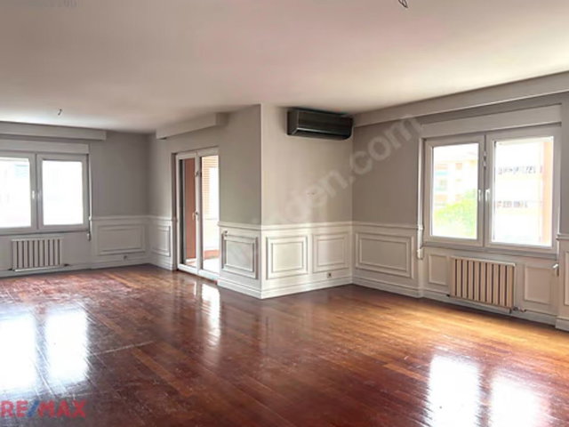 NURAL KÖŞKÜ KONUTLARINDA HAVUZLU SİTEDE 4+1 170 M2 NET