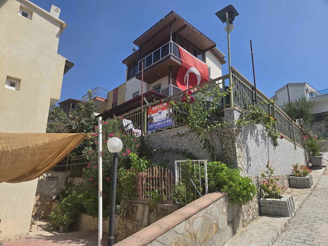 KUŞADASI KARAOVA'DA 4+1, 155 M², HAVUZLUI, 4 CEPHELİ SATILIK VİLLA