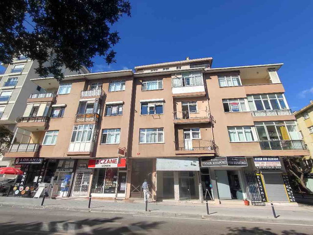 KADIKÖY MERDİVENKÖY'DE ATATÜRK CADDEYE KOMŞU GENİŞ 3+1