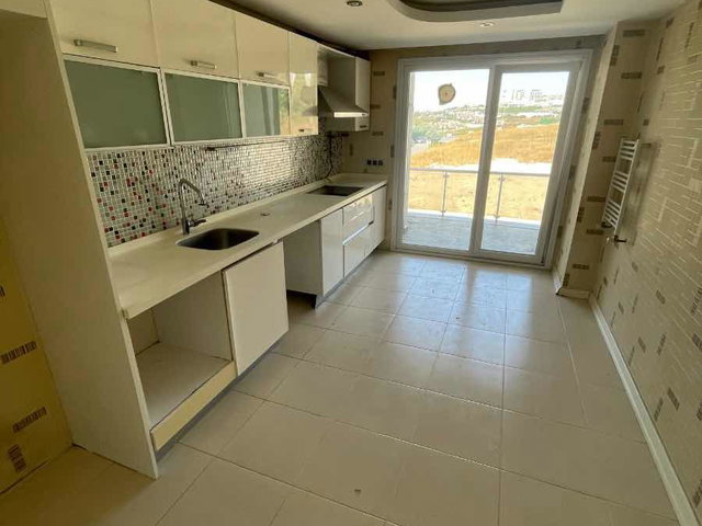BÜYÜKÇEKMECE CREEN TOWN DA EBEVEYN BANYOLU SATILIK 3+1 DAİRE