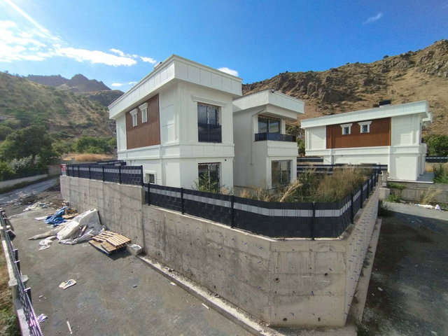 ALTINOLUK'TA HUZURLU BIR ORTAMDA 3+1 SATILIK VILLA