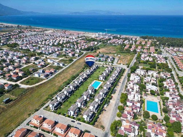 EGEBIRLIK SEVGI KONAKLARINDA DENIZE 500 M MESAFEDE  SATILIK TRIPLEKS YAZLIK