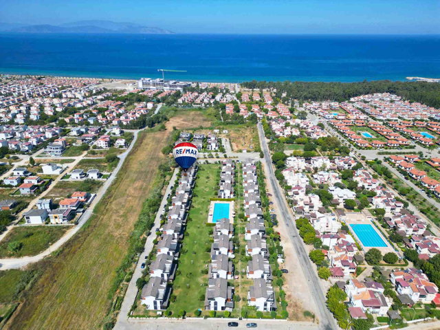 EGEBIRLIK SEVGI KONAKLARINDA DENIZE 500 M MESAFEDE  SATILIK TRIPLEKS YAZLIK