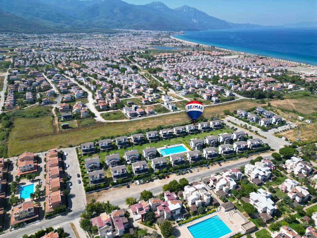 EGEBIRLIK SEVGI KONAKLARINDA DENIZE 500 M MESAFEDE  SATILIK TRIPLEKS YAZLIK