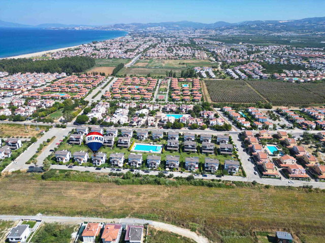 EGEBIRLIK SEVGI KONAKLARINDA DENIZE 500 M MESAFEDE  SATILIK TRIPLEKS YAZLIK