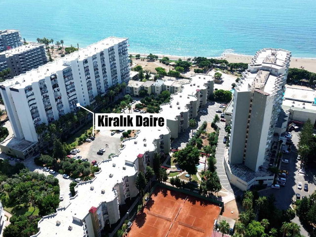 REMAX RİNA'DAN SOLİ SİTESİNDE DENİZ MANZARALI EŞYALI 1+1