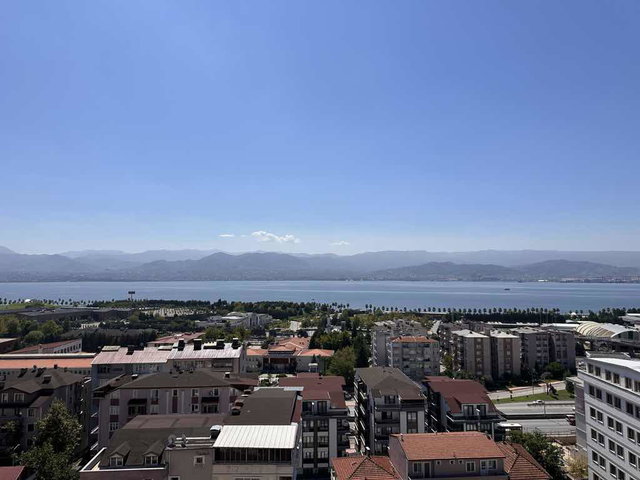 İZMIT SERDAR MAHALLESI’NDE DENIZ MANZARALI SATILIK 2 + 1 DAIRE