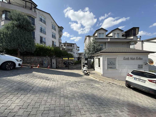 DİLEK ERCAN REMAX ÇAKRA TOPÇULAR HAVUZLU SİTEDE 4+1 KİRALIK