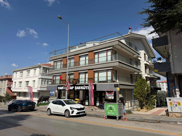 DİKMEN SİNAN CADDESİ ÜZERİNDE MERKEZİ KONUMDA 2+1 SATILIK DAİRE