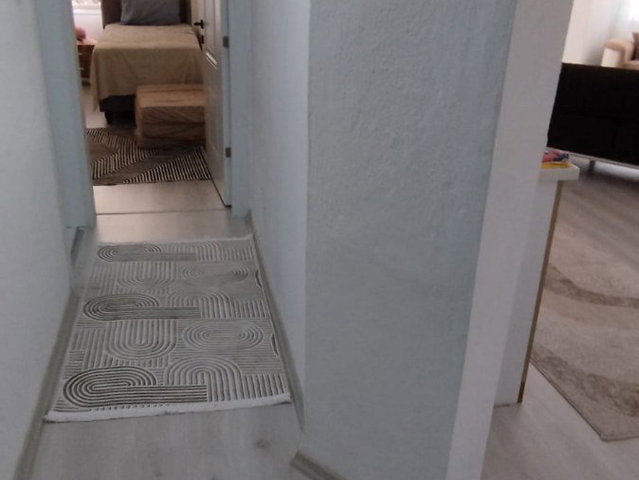 AYVALIK SARIMSAKLI’DA SATILIK | DENİZE YAKIN, YENİ TADİLATLI EŞYALI GENİŞ 1+1