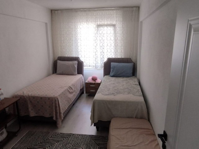 AYVALIK SARIMSAKLI’DA SATILIK | DENİZE YAKIN, YENİ TADİLATLI EŞYALI GENİŞ 1+1