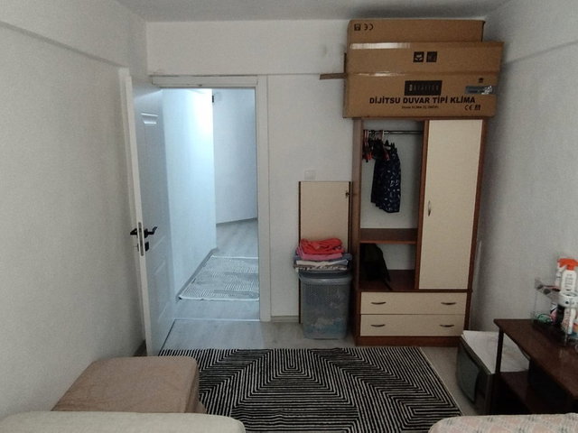 AYVALIK SARIMSAKLI’DA SATILIK | DENİZE YAKIN, YENİ TADİLATLI EŞYALI GENİŞ 1+1