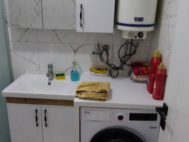 AYVALIK SARIMSAKLI’DA SATILIK | DENİZE YAKIN, YENİ TADİLATLI EŞYALI GENİŞ 1+1