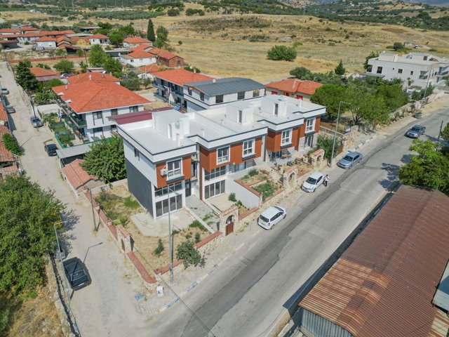 FOÇA YENIBAĞARASI MAHALLESINDE SATILIK 1+1 DAIRE!