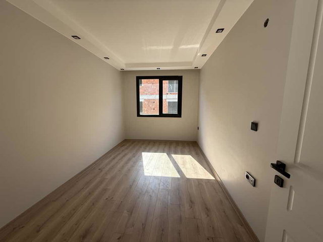 ÇEKMEKÖY’DE SIFIR 2+1 | GÜNEY CEPHE | YERDEN ISITMALI | 2 BANYO | BALKONLU