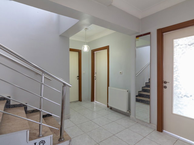 KEÇIÖREN OVACIK TERASLI DUBLEKS BOŞ 3+1 SATILIK DAIRE