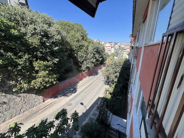ÜSKÜDAR’DA SULTANTEPE’DE, EN ÜST KAT 3+1 KİRALIK DAİRE | BALKONLU, KOMBİLİ
