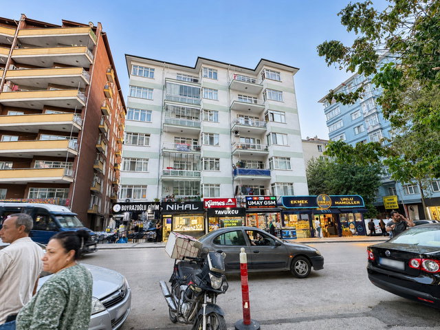 DEMETEVLER İVEDIK CADDESI ARA KAT ÖN CEPHE SATILIK YAPILI 2+1 DAIRE