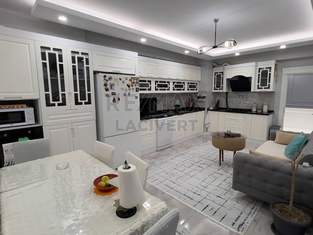 RE/MAX LACİVERT'TEN ŞÜKRÜPAŞA'DA FULL EŞYALI KİRALIK 3+1LÜKS DAİRE