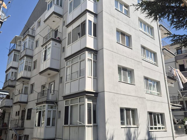 ÖVEÇLER’DE MERKEZİ ŞEHİR MANZARALI ÜST KAT 3+1 | 110 M² BRÜT | BALKONLU KİRALIK DAİRE