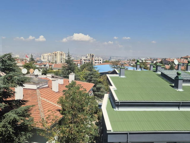 ÖVEÇLER’DE MERKEZİ ŞEHİR MANZARALI ÜST KAT 3+1 | 110 M² BRÜT | BALKONLU KİRALIK DAİRE