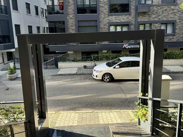 KÜÇÜKYALI SAHİLDE MARMARAYA 2 DK EŞYALI KAPALI OTOPARKLI KİRALIK 1+1