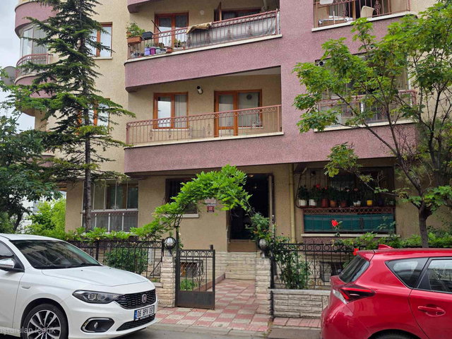 KOLEJ SAMUR SOKAKTA MERKEZİ KONUMDA METRO YAKINI SATILIK 2+1