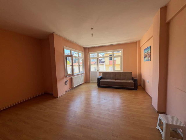 REMAX ASHILL ÜSKÜDAR YAVUZTÜRK DE KULLANIŞLI GENIŞ KIRALIK 2+1