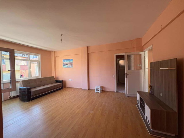 REMAX ASHILL ÜSKÜDAR YAVUZTÜRK DE KULLANIŞLI GENIŞ KIRALIK 2+1