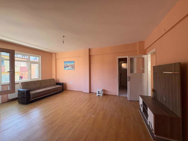 REMAX ASHILL ÜSKÜDAR YAVUZTÜRK DE KULLANIŞLI GENIŞ KIRALIK 2+1