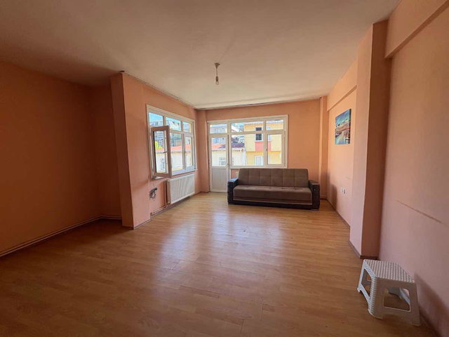 REMAX ASHILL ÜSKÜDAR YAVUZTÜRK DE KULLANIŞLI GENIŞ KIRALIK 2+1