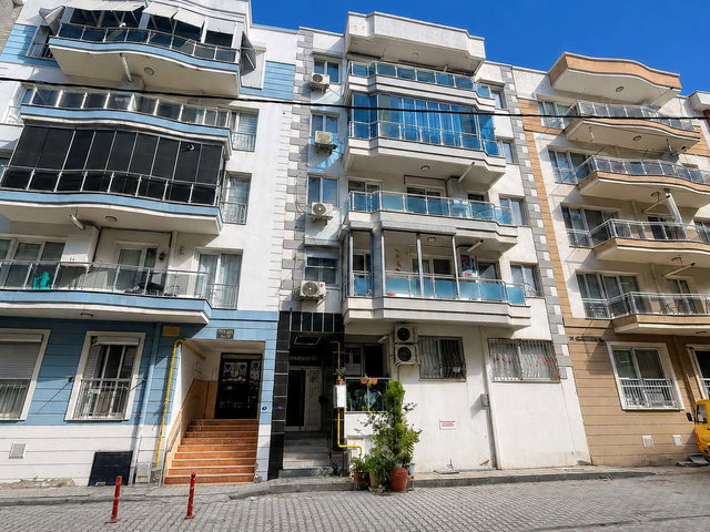 KARŞIYAKA YALI MAHALLESİNDE ÖZEL TASARIMLI ASANSÖRLÜ 2+1  SATILIK DAİRE