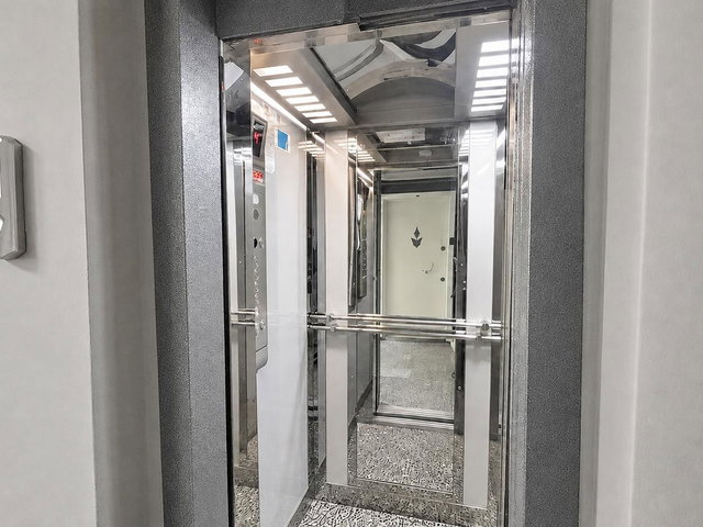 KARŞIYAKA YALI MAHALLESİNDE ÖZEL TASARIMLI ASANSÖRLÜ 2+1  SATILIK DAİRE
