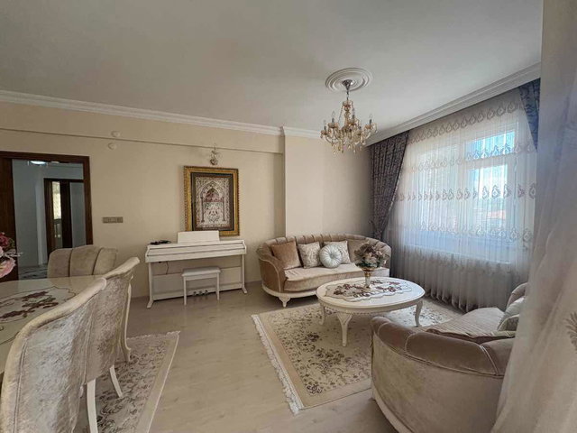 REMAX ASHILL ÜSKÜDAR BURHANIYE DE GENIŞ 3+1 KIRALIK DAIRE