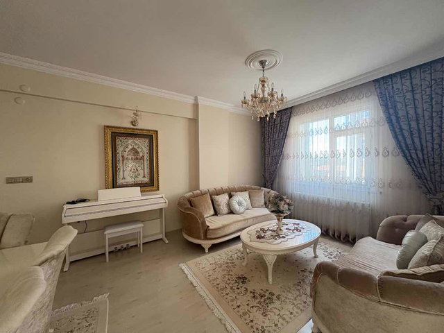 REMAX ASHILL ÜSKÜDAR BURHANIYE DE GENIŞ 3+1 KIRALIK DAIRE