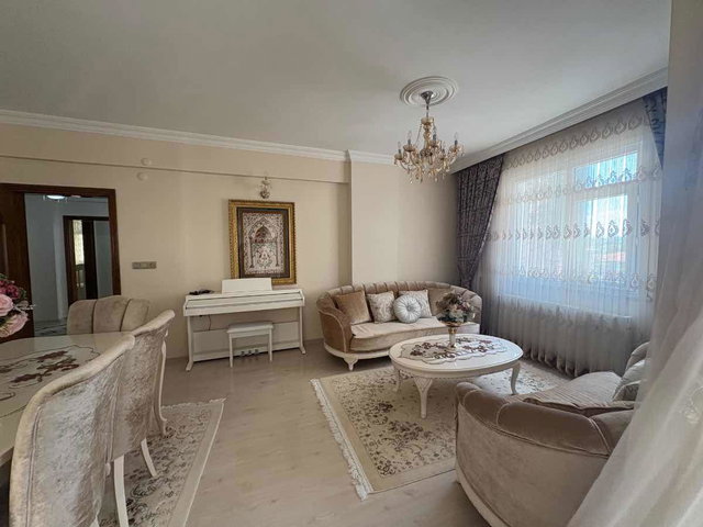REMAX ASHILL ÜSKÜDAR BURHANIYE DE GENIŞ 3+1 KIRALIK DAIRE