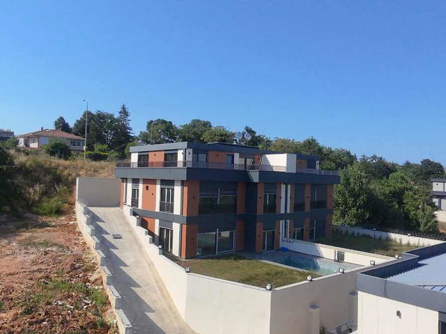 ÇEKMEKÖY REŞADİYE’DE BUTİK SİTEDE MÜSTAKİL HAVUZLU 450M² VİLLA