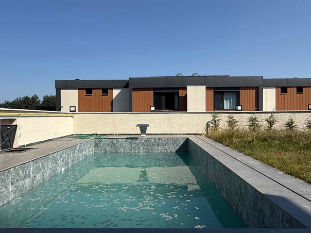 ÇEKMEKÖY REŞADİYE’DE BUTİK SİTEDE MÜSTAKİL HAVUZLU 450M² VİLLA