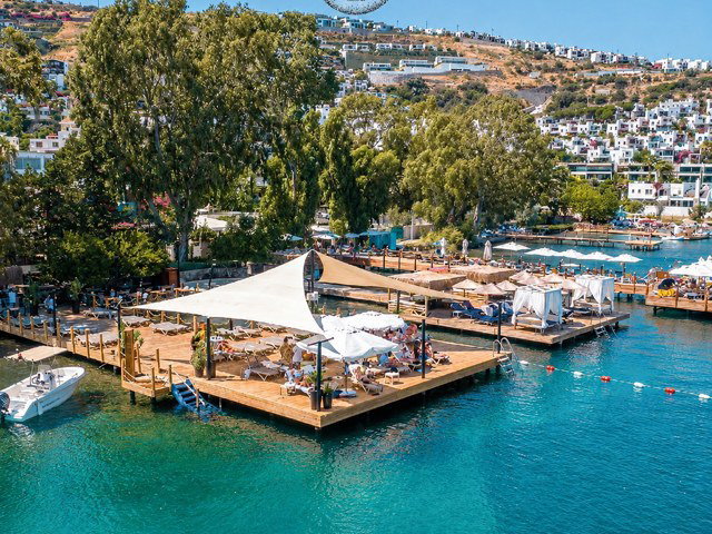 BODRUM GÜNDOĞAN’DA GÜNEY CEPHELİ, SIFIR 5+2 BAHÇE KATI DAİRE | 181 M² NET