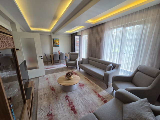 YENİMAHALLE MERKEZ'DE YENİ YAPI GİYİNME ODALI 4+1 SATILIK DAİRE