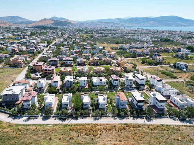 İZMİR DİKİLİ’DE DENİZE 800 METRE MESAFEDE KAT MÜLKİYETLİ 5+1 TAM MÜSTAKİL VİLLA