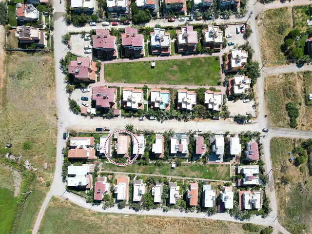 İZMİR DİKİLİ’DE DENİZE 800 METRE MESAFEDE KAT MÜLKİYETLİ 5+1 TAM MÜSTAKİL VİLLA
