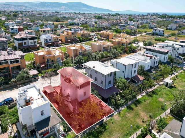 İZMİR DİKİLİ’DE DENİZE 800 METRE MESAFEDE KAT MÜLKİYETLİ 5+1 TAM MÜSTAKİL VİLLA