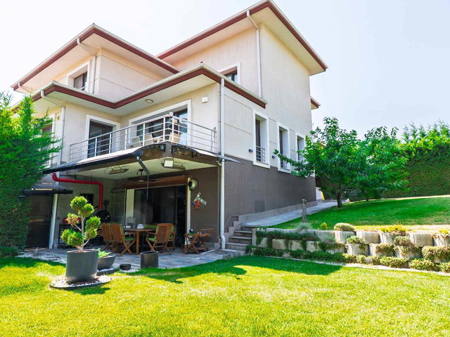 GEZGİN 2 SİTESİ'NDE GENİŞ BAHÇELİ SATILIK 4+2 VİLLA