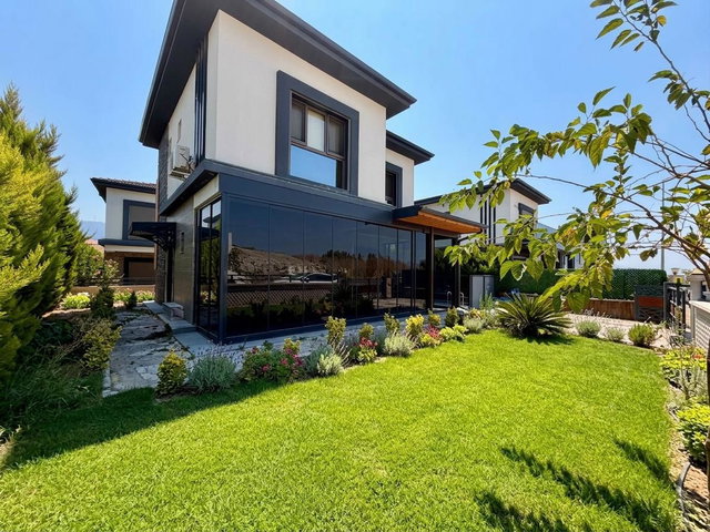 KUŞADASI DAVUTLAR’DA 3+1 EŞYALI ÖZEL HAVUZLU SATILIK MODERN VİLLA