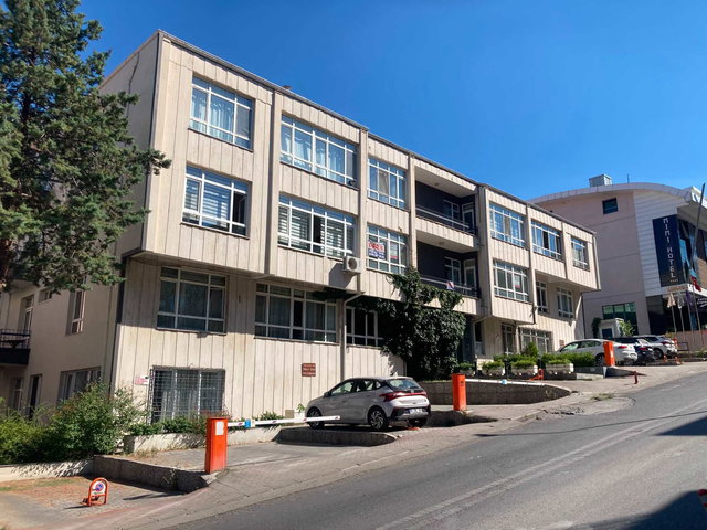 KULELI SOKAK'TA 3+1 OTOPARKLI FERAH DAIRE