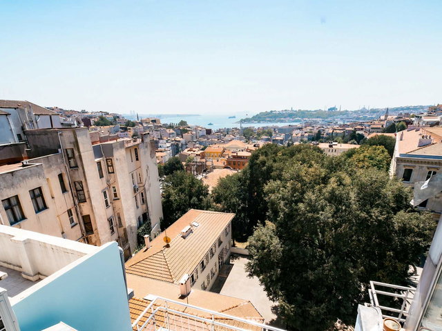BEYOĞLU'NDA FRANSIZ SARAYI KARŞISI PANORAMİK MANZARALI TRİPLEKS